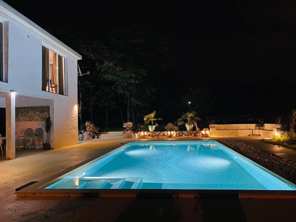 The Rock Star's Villa with Private Pool and Beach - B&B