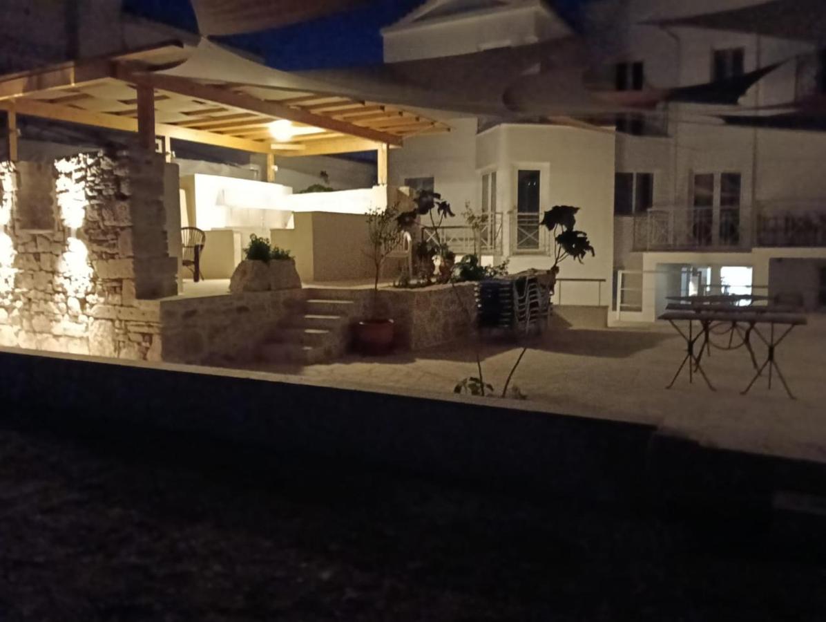 Phil Samosflats Beachfront Maisonettes - B&B