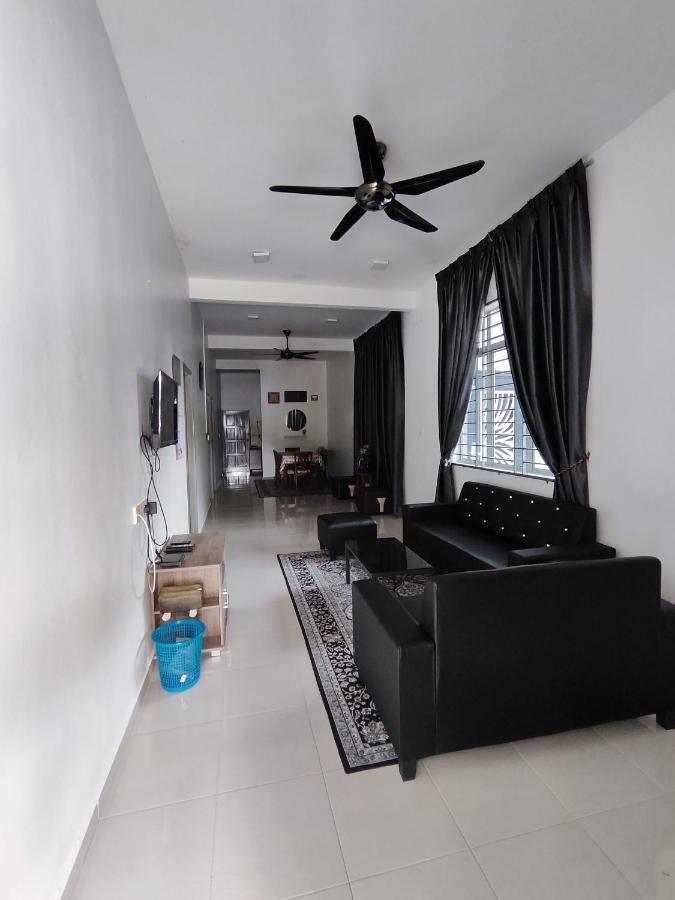 Homestay Temerloh Near Hospital 4Bedroom 3Air-cond Free Wi-Fi Netflix - Chambres d'hôtes Temerluh