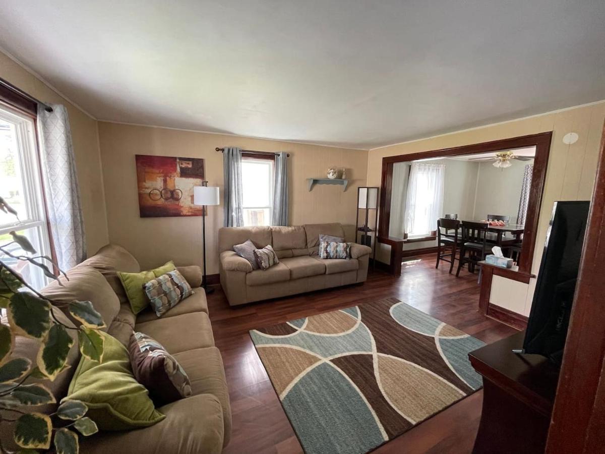 3 bdrm Niagara Falls Home Air Conditioning Hot Tub Parking - B&B Niagara Falls