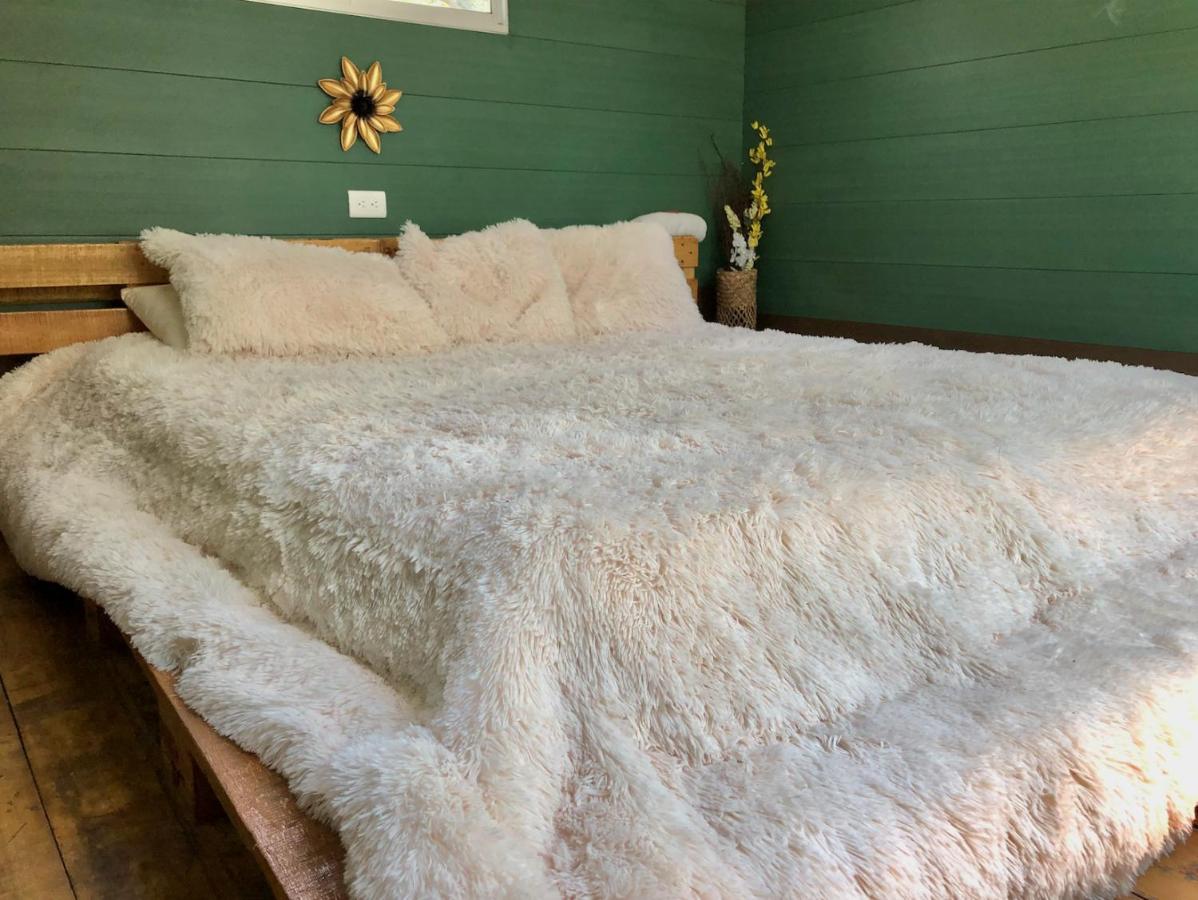 Zimmer mit Queensize-Bett und Balkon