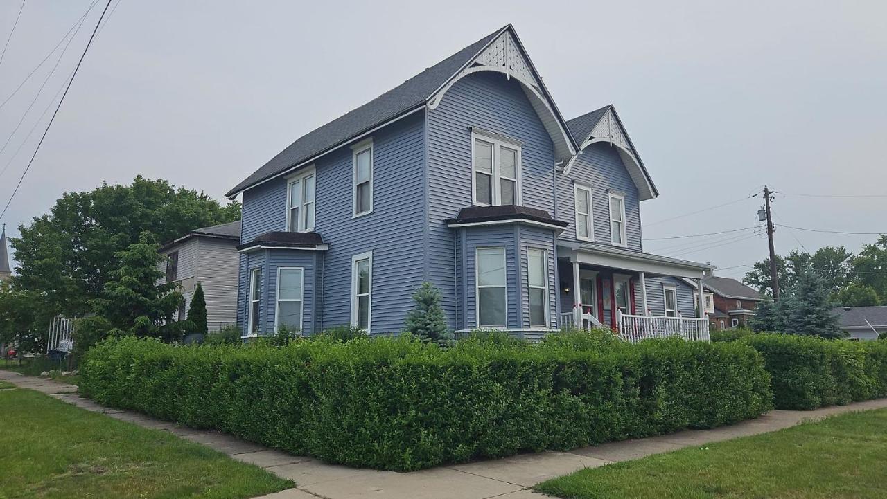Beautiful downstairs 1bed 1bth charmer- Pet Friendly - B&B Michigan City