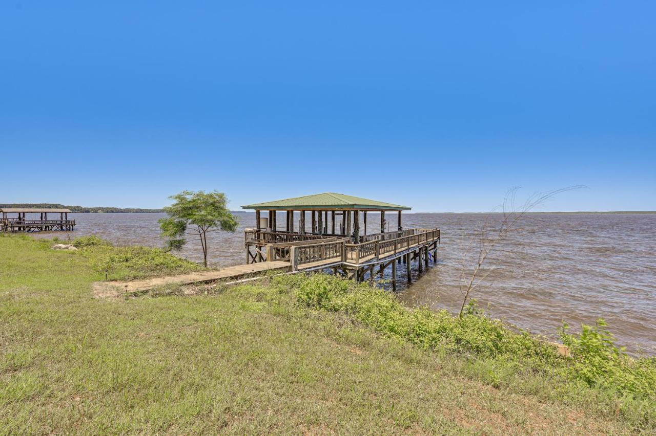 Boat Dock and Hot Tub Waterfront Home in Milam! - Chambres d’hôtes Alliance