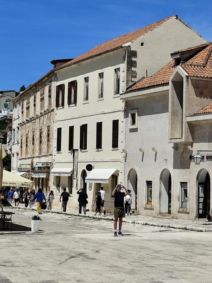 Kolbe Hvar Piazza Apartment - B&B Lesina