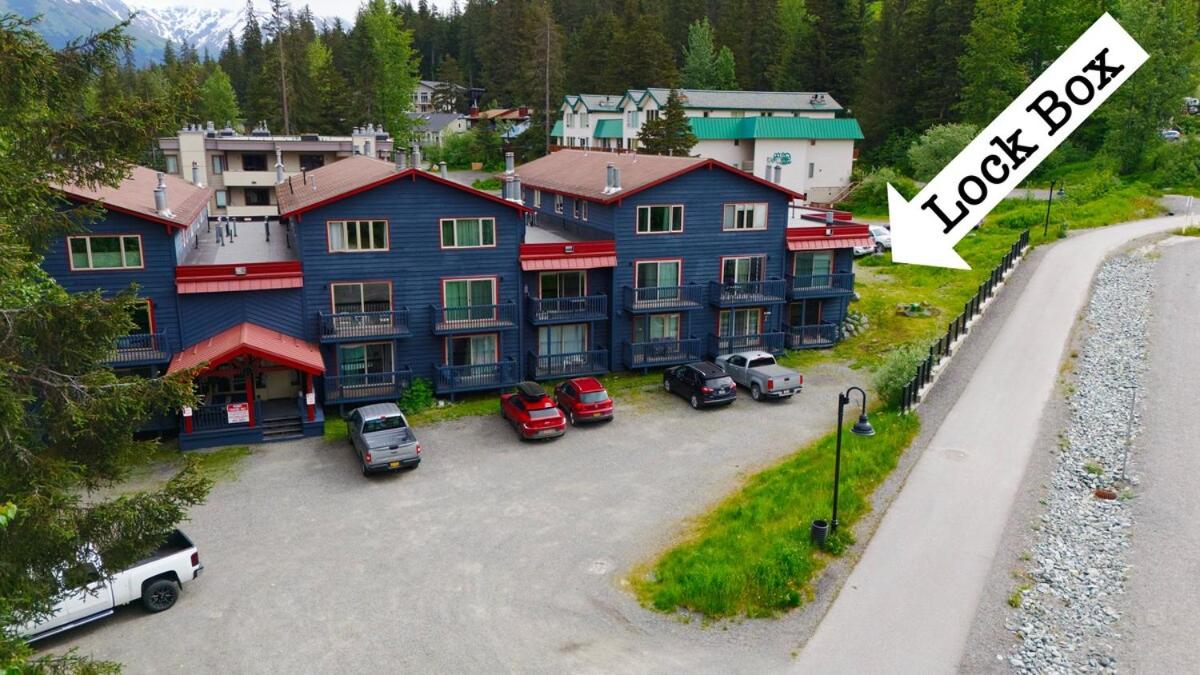 Alyeska Mountain Side Retreat! - B&B