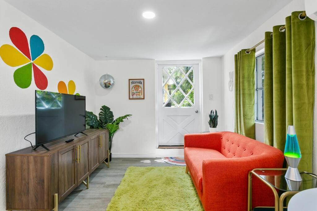 That 70’s Themed Apt Close to Coffee, Food + Shops - Chambres d’hôtes Tampa
