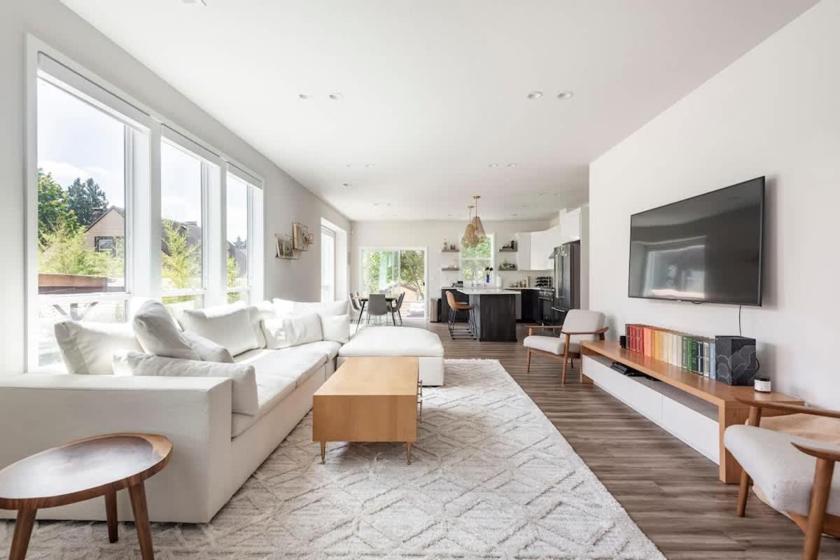 Comfy Family Home, Walkable Neighborhood + Patio! - B&B