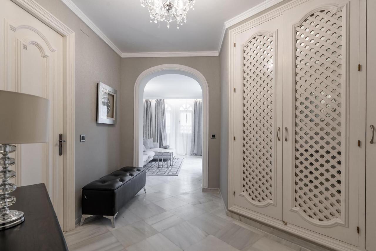 Habitación con cama grande y balcón