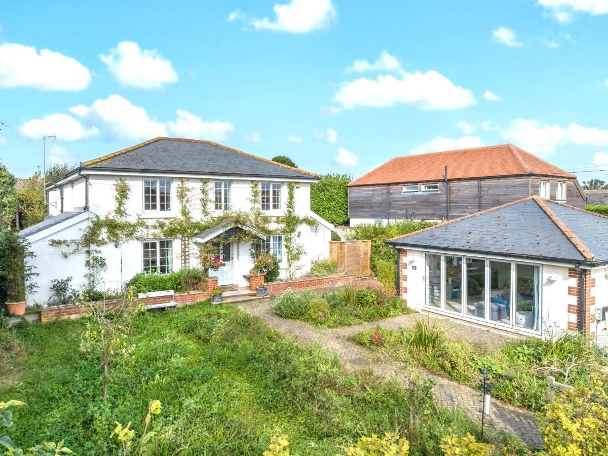 Open Plan Dog Friendly Annexe Sleeping 2 I Near Local Beaches & Chichester with FREE Parking - B&B