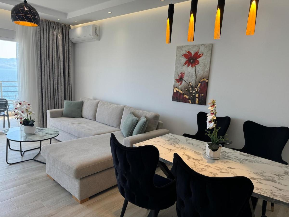 Sunny Seaside Apartment - B&B Sarandë