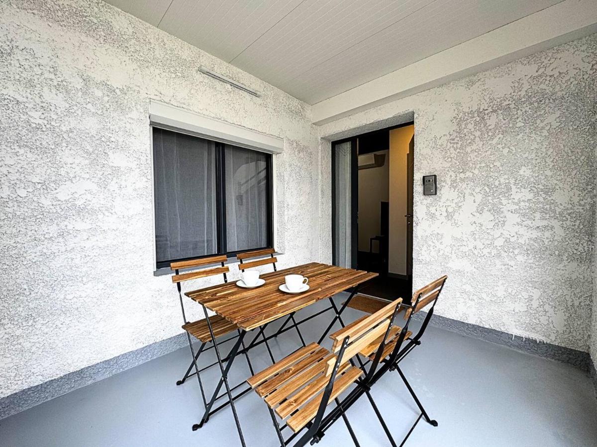 Le Grey - By BEST KEYS - Maison Duplex Moderne - Entièrement Climatisé - Centre Ville - Smart TV - Machine à Café Nespresso - WiFi Fibre - Check-in Autonome - Parking Gratuit à Proximité - B&B
