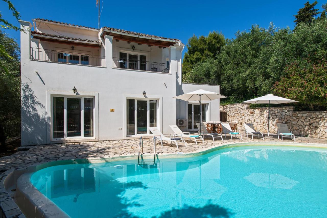 Villa Xanthe - Charming Holiday Villa with Private Heatable Pool in Kassiopi - B&B Kassiopi