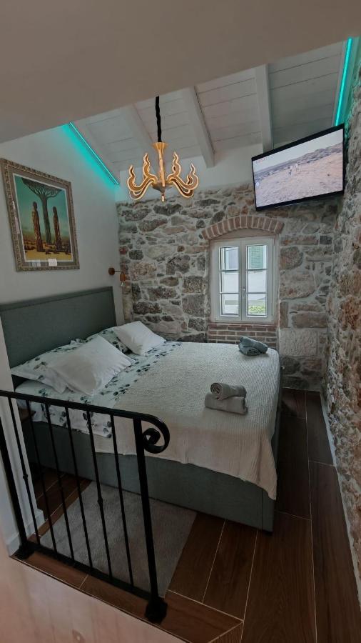 Sundial Stone House - B&B