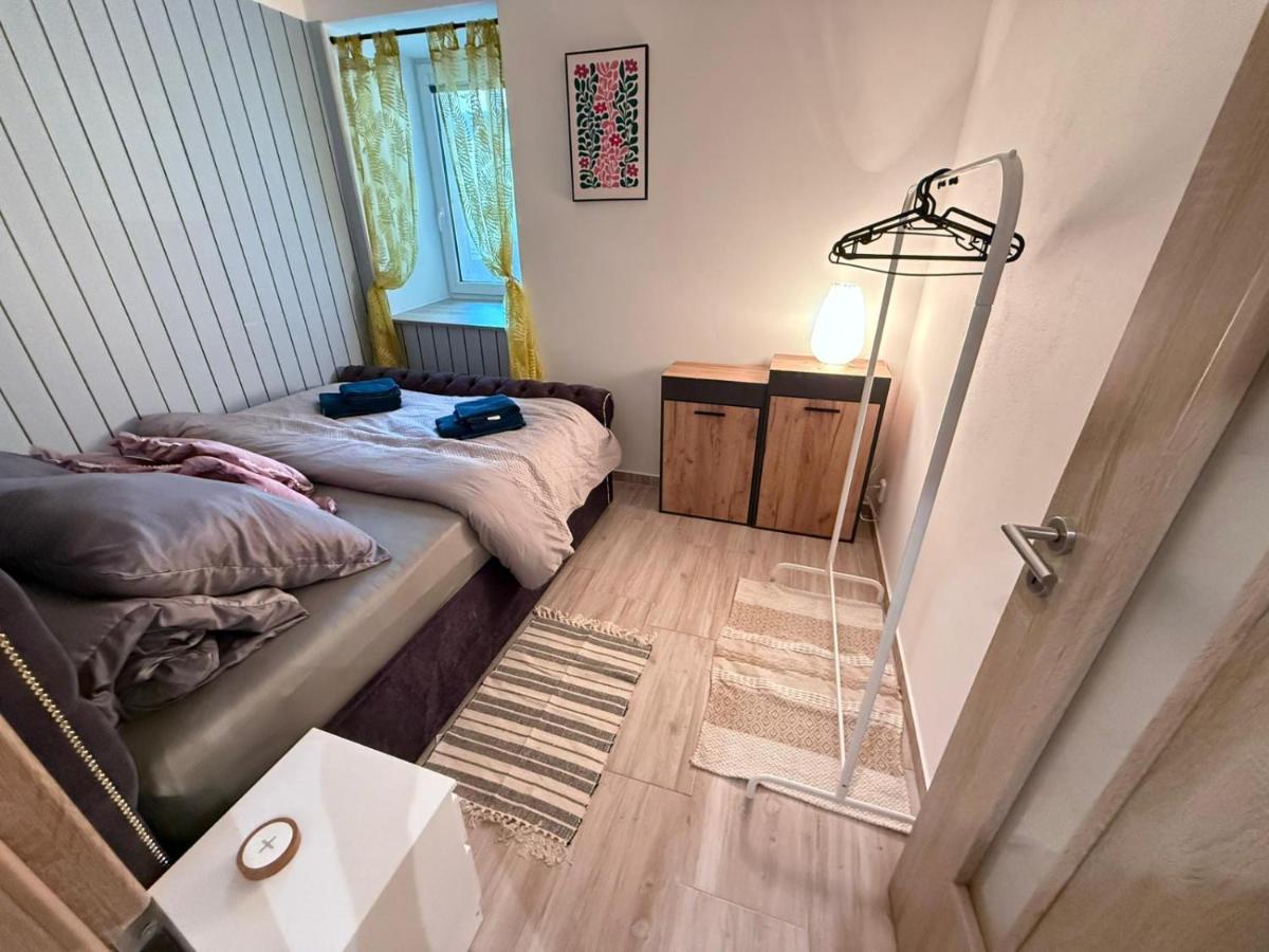 Komenského free parking - B&B