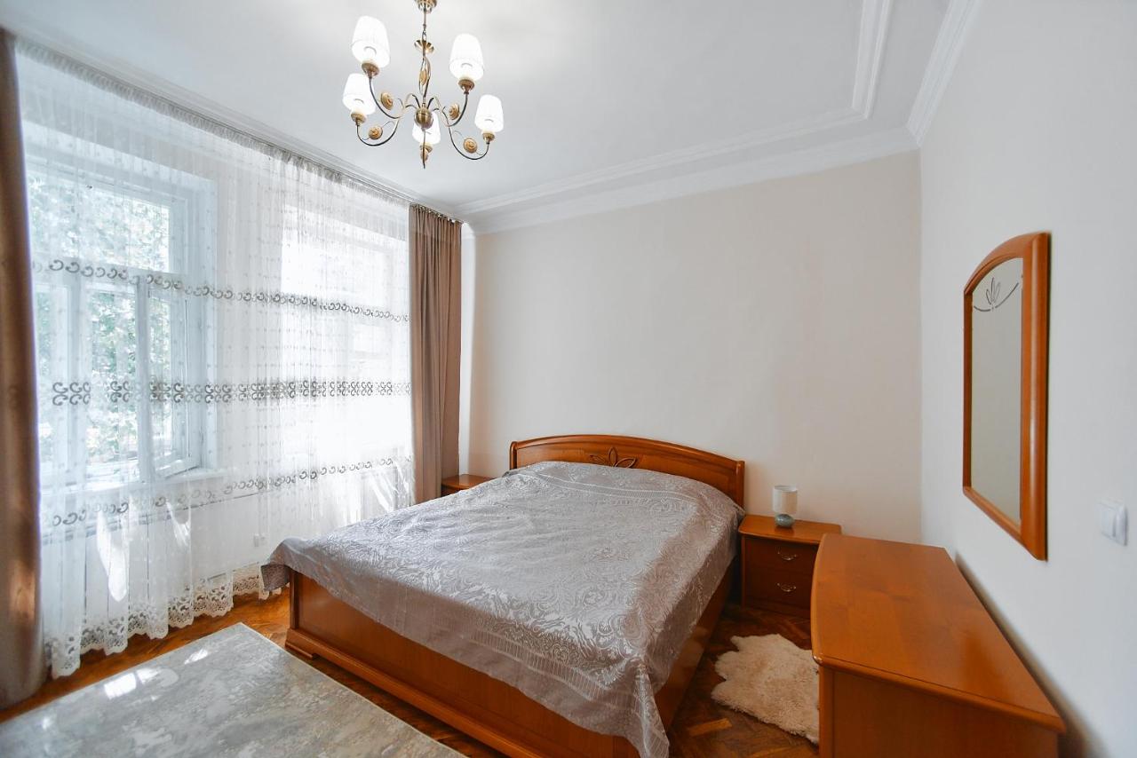 Central Poetry Apartament - Chambres d'hôtes Chişinău