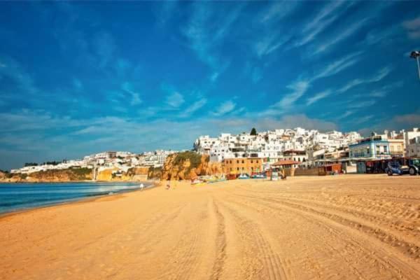 Casa dos Sinos Beach Apartment 1 with Roof Terrace - Chambres d'hôtes Albufeira