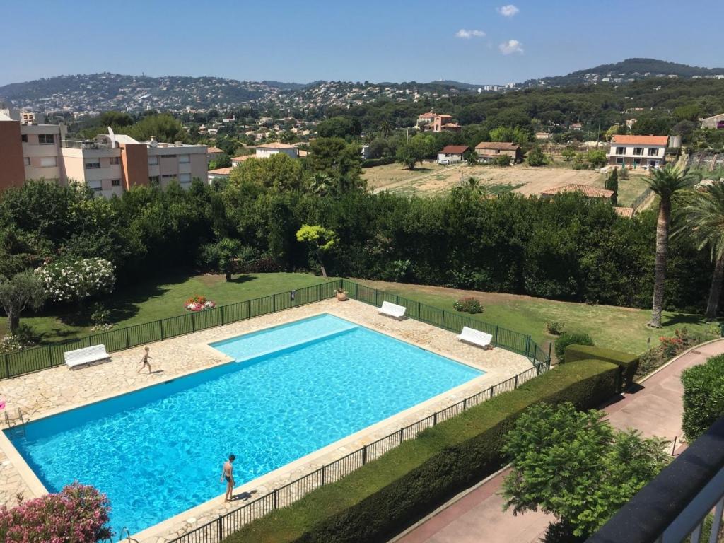 Bel appartement avec terrasse, piscine, parking privé et club de tennis, padel en sus - Chambres d’hôtes Antibes