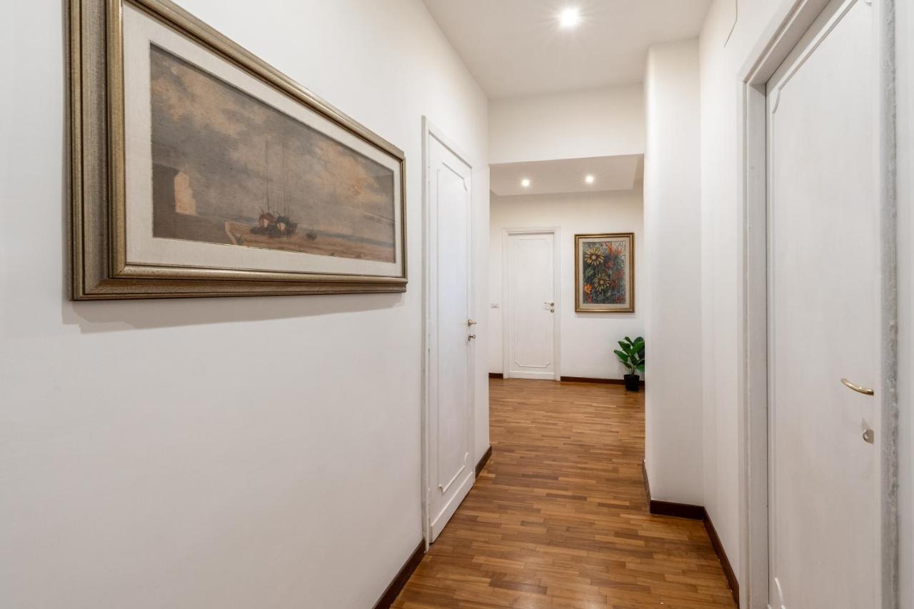 Deluxe Apartment - Jacuzzi & Cinema, 500m to Metro B, 6-8 pax - B&B Roma
