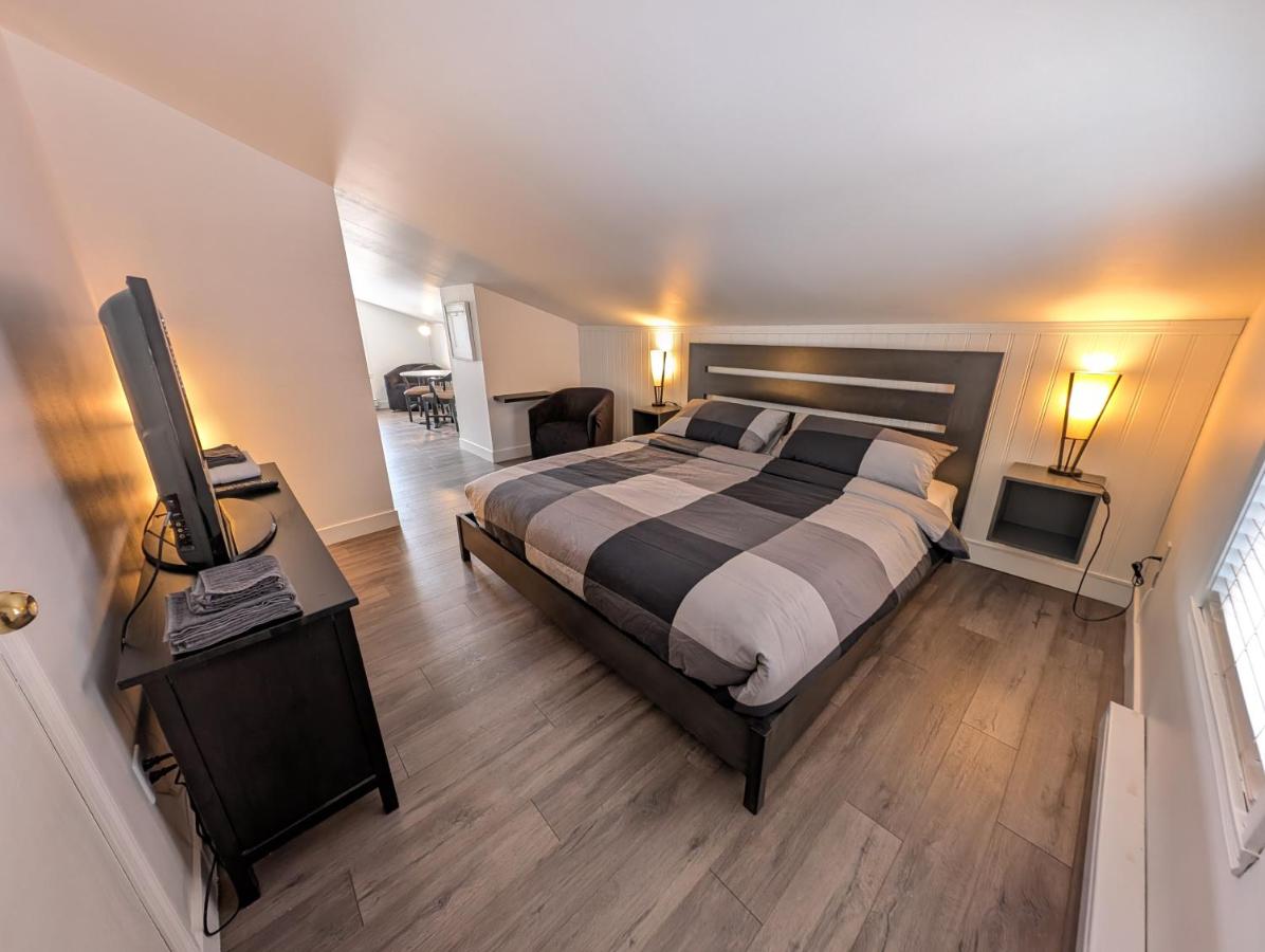 Quadruple Room with Private Bathroom