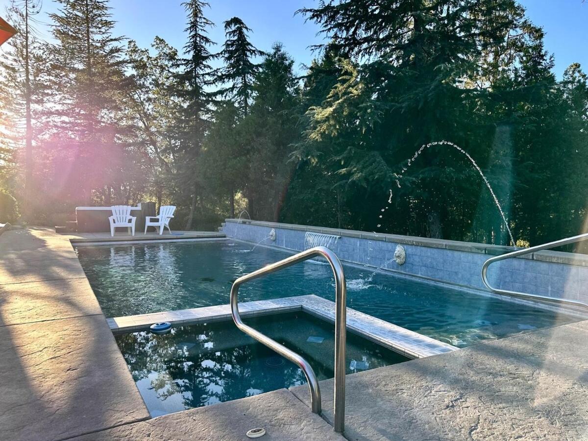 Scenic Mountain Views w Heated Pool, Game Room, and Hottubs - Bed and Breakfast Oakhurst