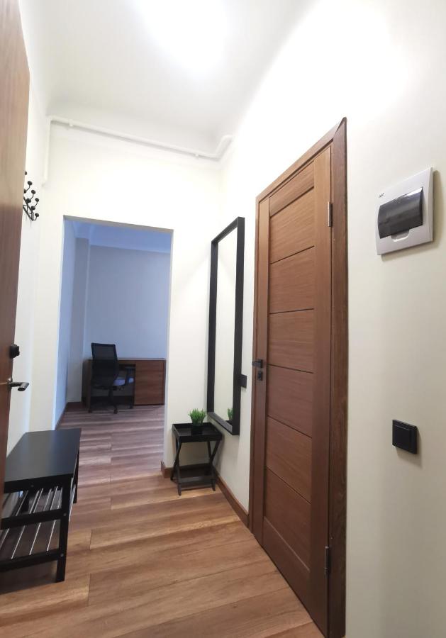 Modern apartment with fully equipped kitchen, close to Lucavsala park, free parking on street, near City Centre - B&B