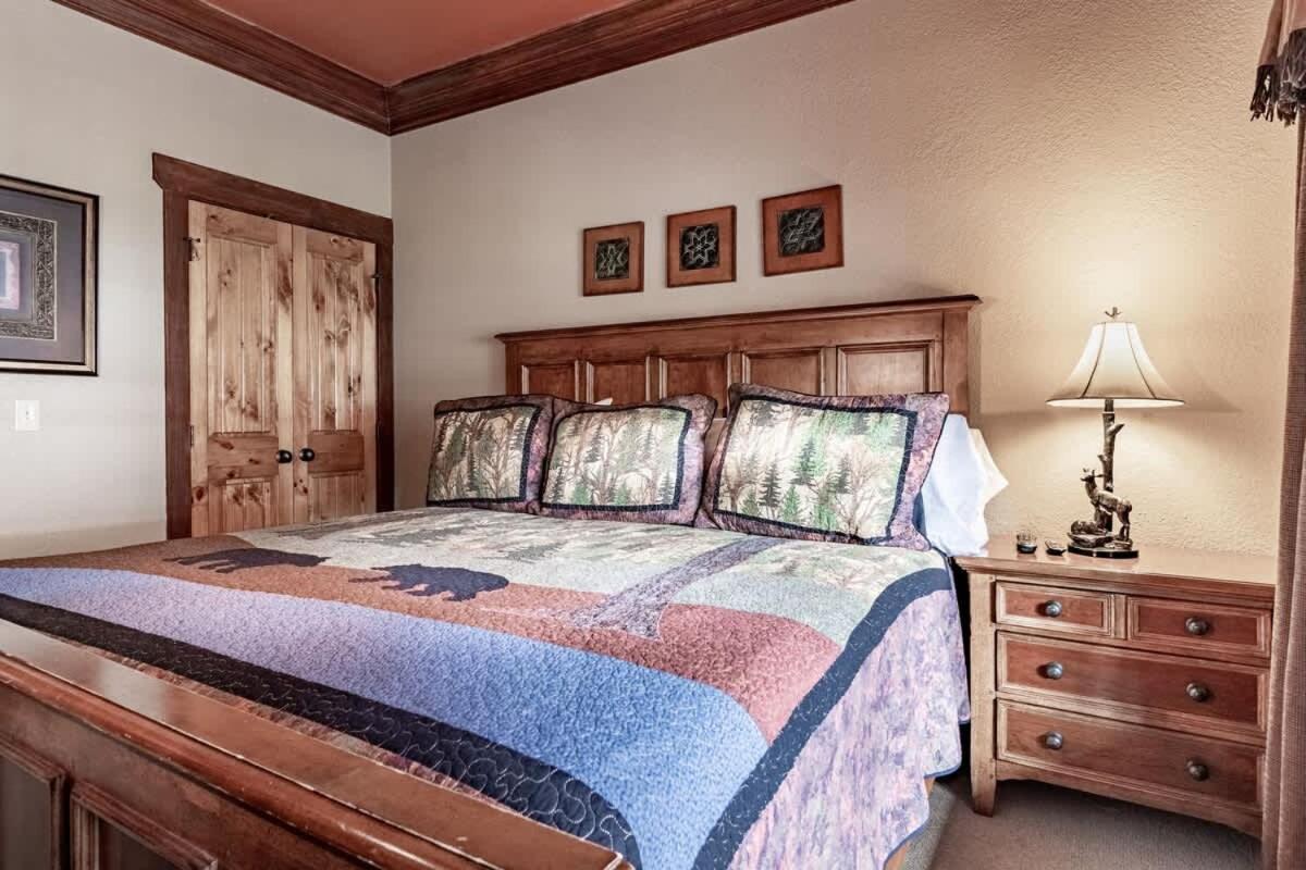 Family Cozy Hideaway Pool Table - Bed and Breakfast Pigeon Forge