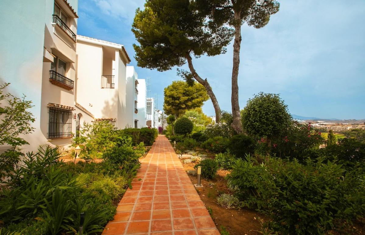 Stylish Boho Chic apartment with 2 Pools & Garden near the Beach - Chambres d'hôtes Mijas Costa