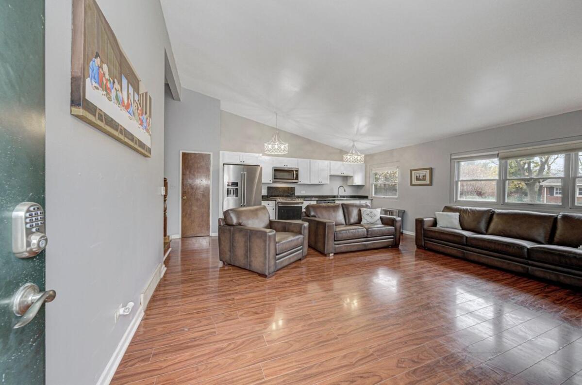 Pet Friendly Near Airport 25Mi to Downtown CHI - B&B