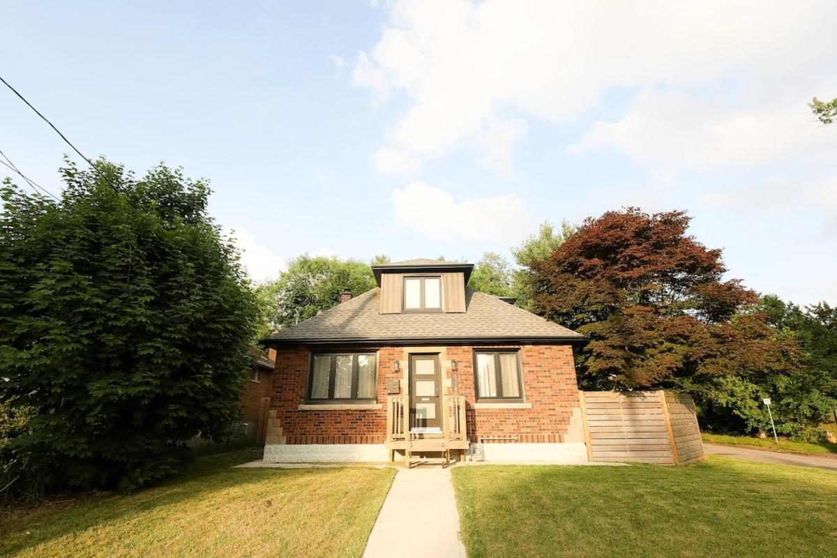 Tranquil Retreat 5BR House With 3 Bath and Backyard, Located Minutes Away From The Falls - B&B Niagara Falls