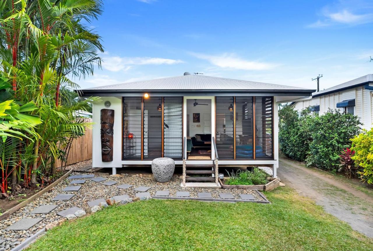 Tropicana Cottage - Eclectic Poolside Haven near CBD - B&B