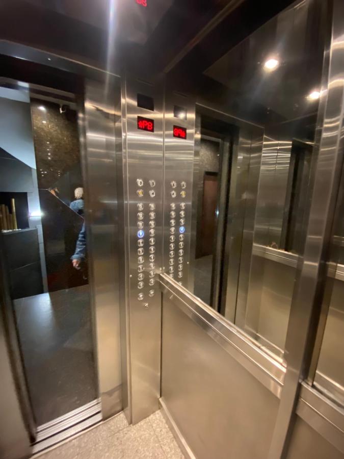 Estudio 905, seguridad 24hs, a 200 mts de Calle Florida y Galerías Pacífico - Chambres d'hôtes Buenos Aires