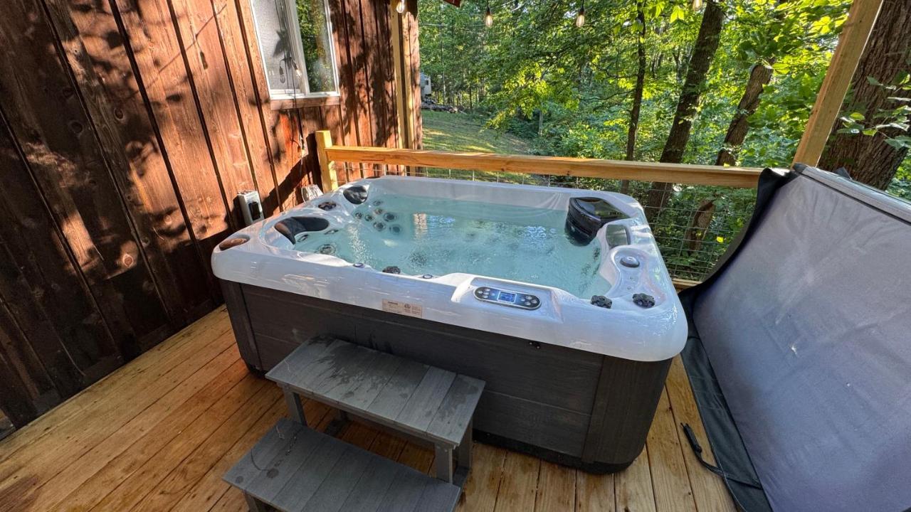 Hot tub - Near the Gorge and Cave Run - B&B Wellington