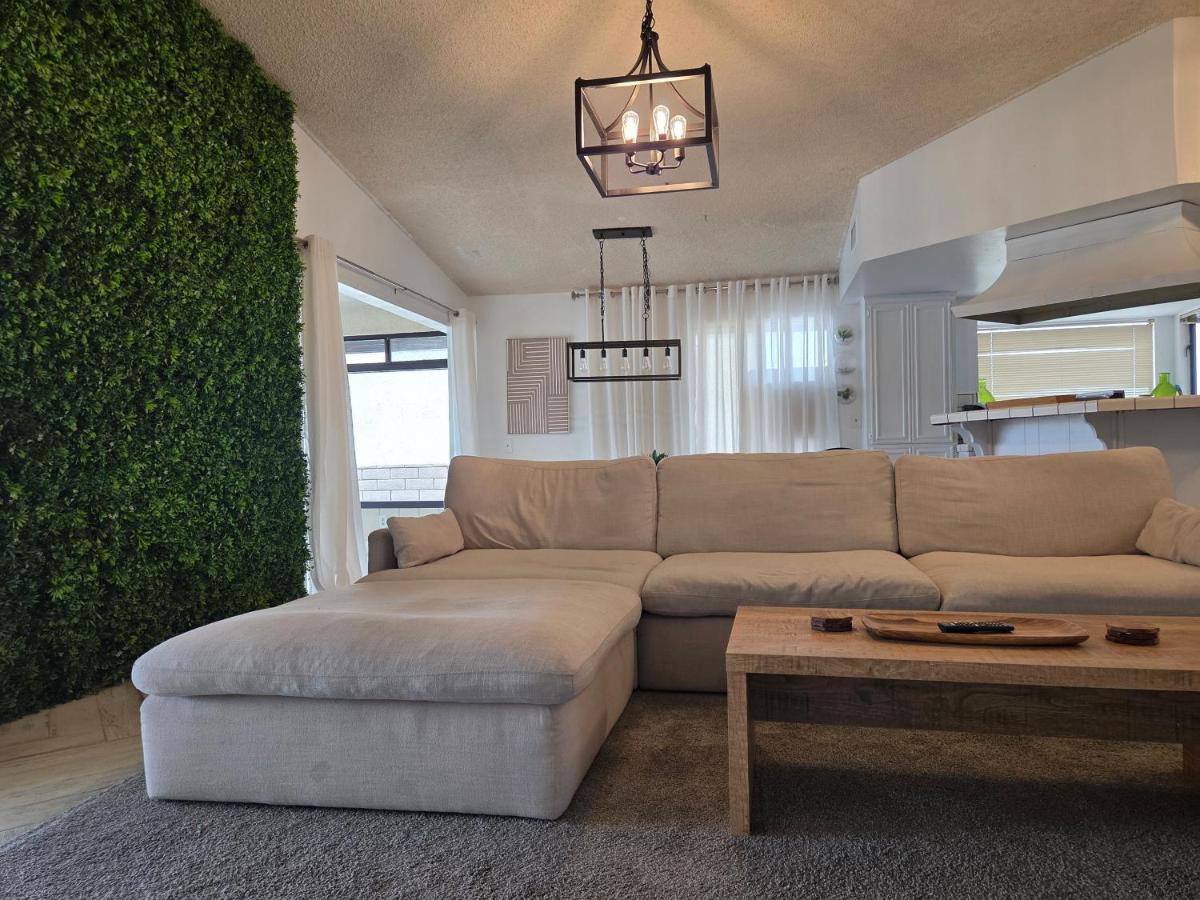 Minimalist Lake House - B&B Helendale