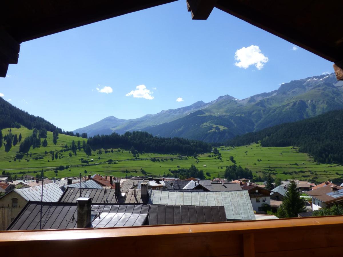 Apartment with Mountain View