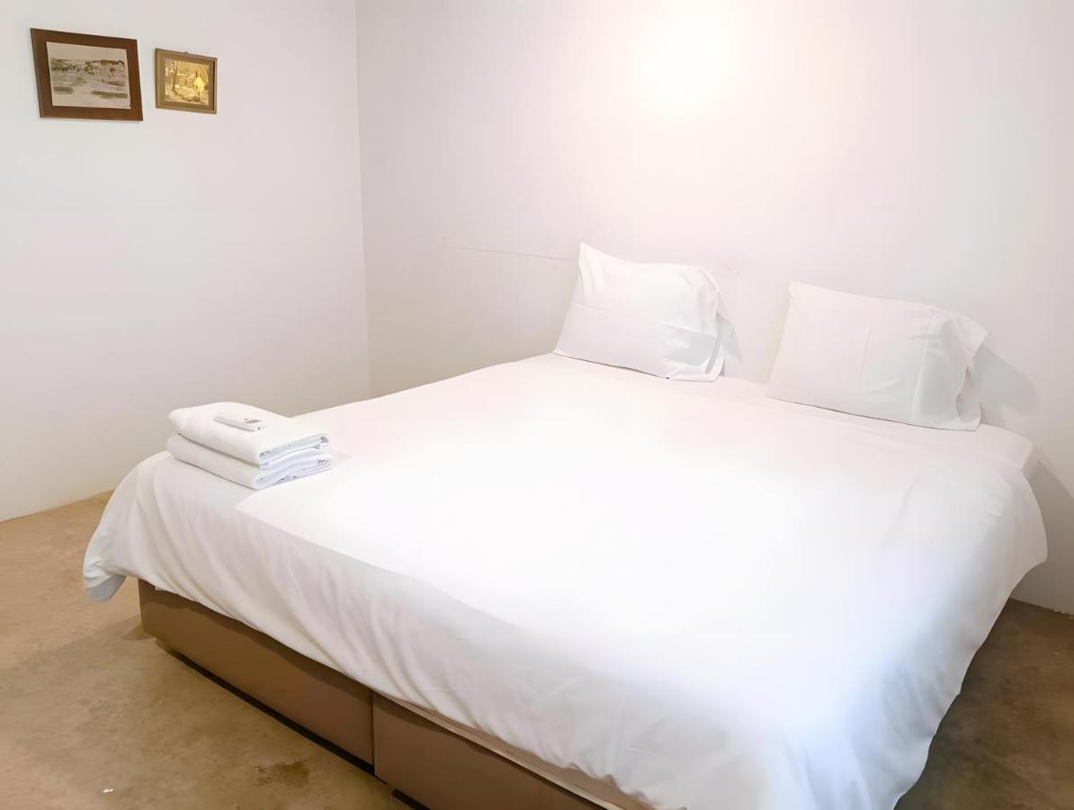 Habitación con cama extragrande.