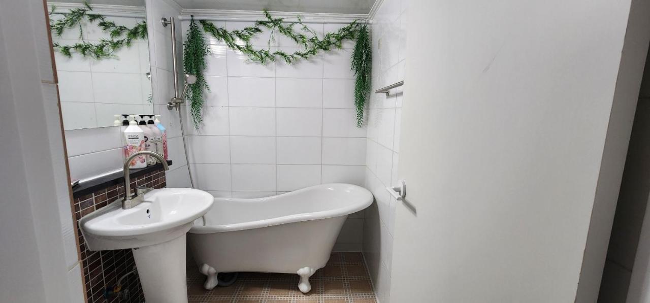 Daegu, Apsan, Room 2, Spacious Living Room, Emotional Dining, Pretty Bathtub, Parking Guaranteed - Chambres d’hôtes Daegu