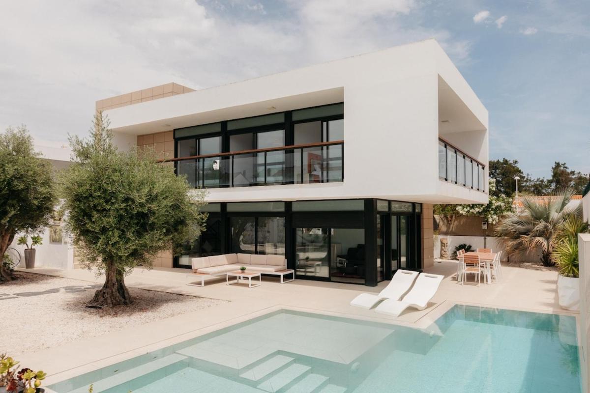 Grand Villa with Pool - B&B Sagunto