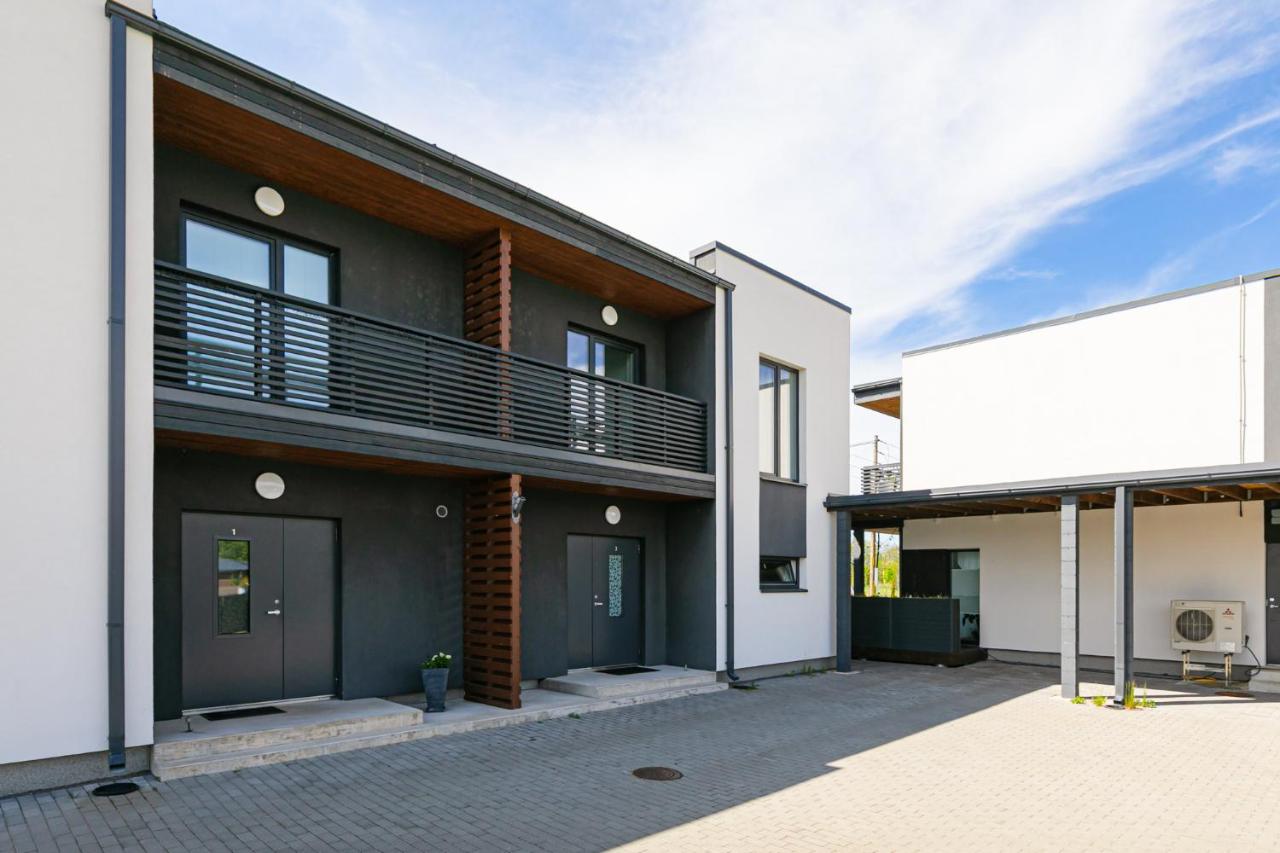 Family-Friendly 3-bedroom residence close to sea - Ferienwohnung Lubja