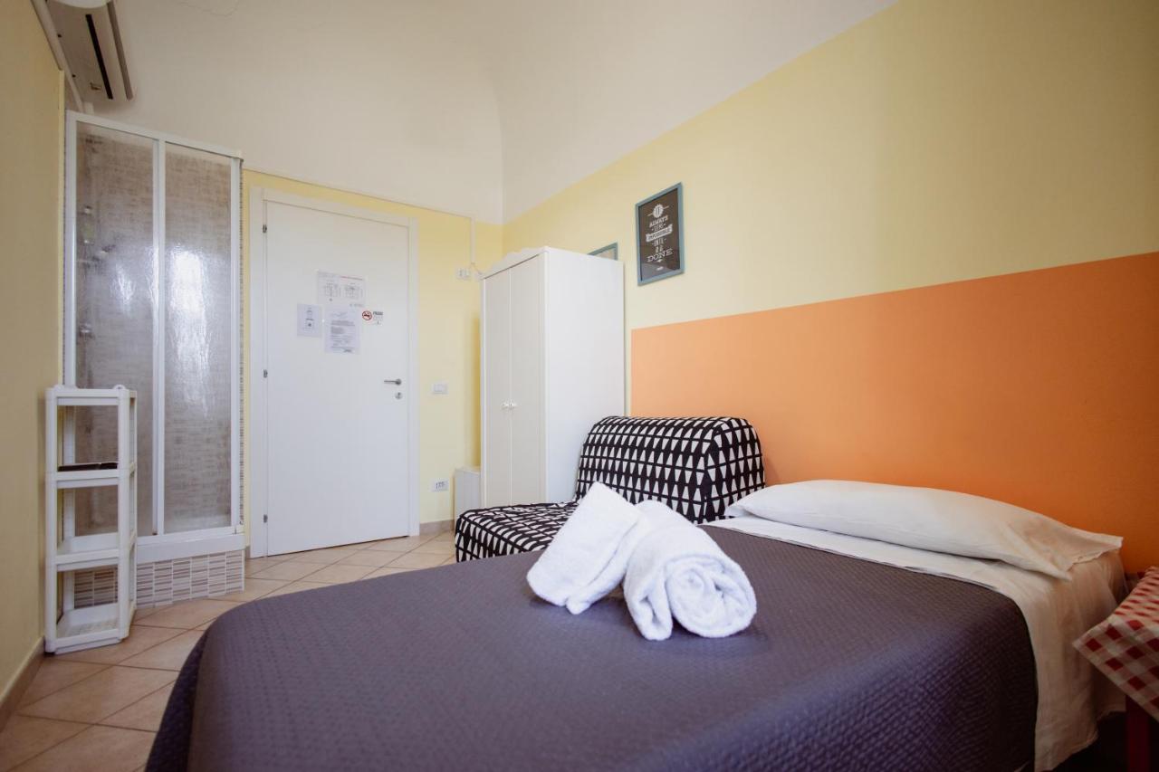 Zweibettzimmer mit eigenem Bad außerhalb des Zimmers