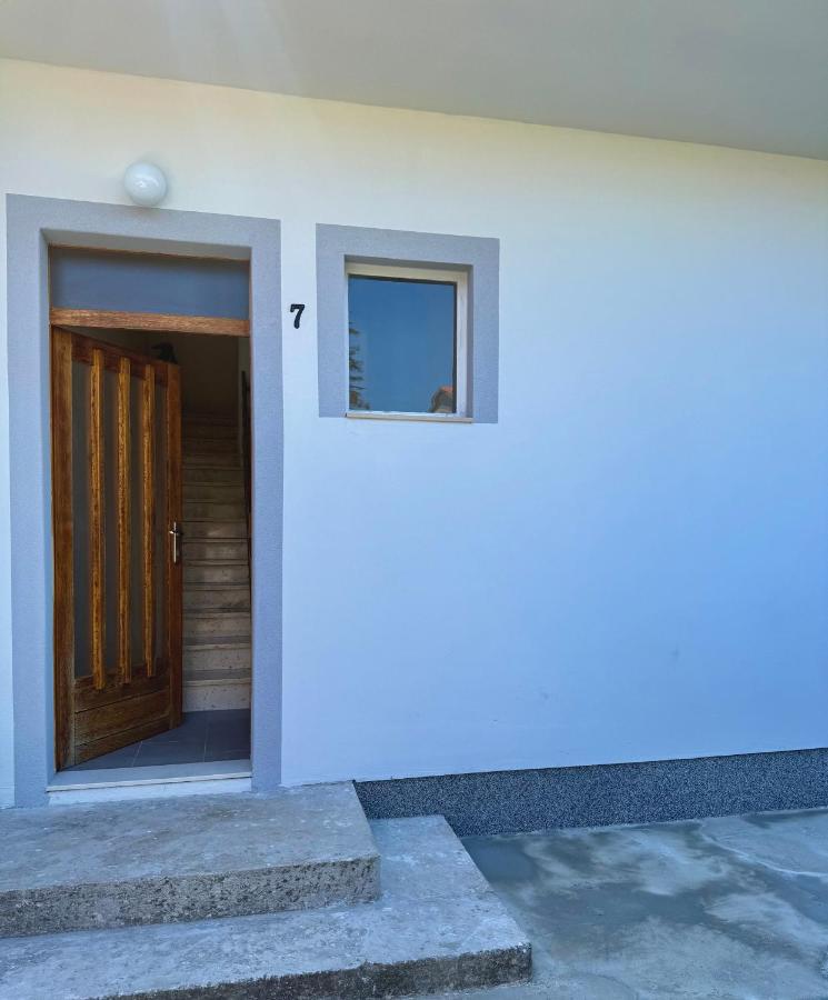 Spacious Two-Bedroom Family Apartment with Terrace & Free Parking - B&B Murter