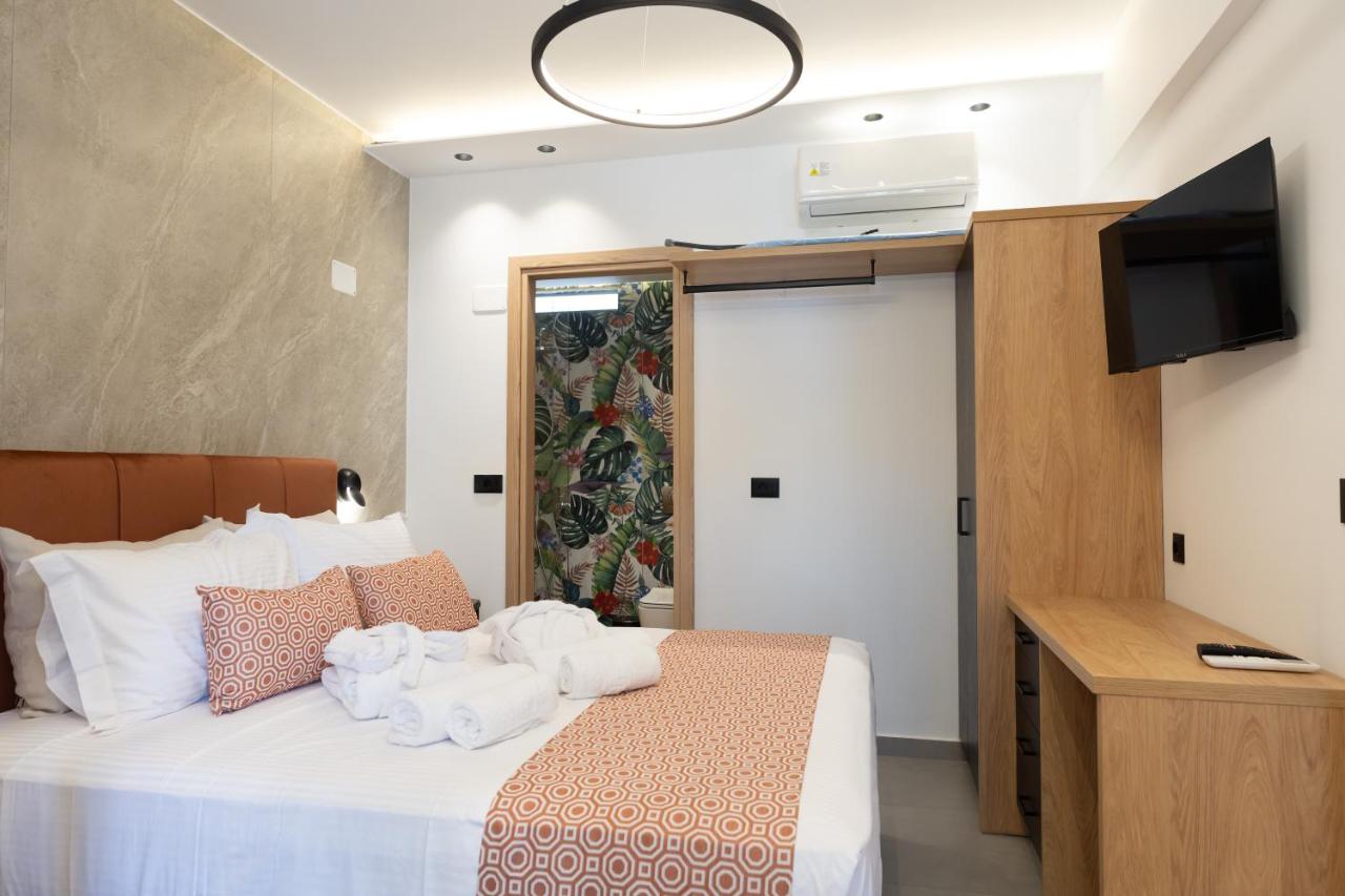 Red One-Bedroom Suite with Indoor Spa Bath