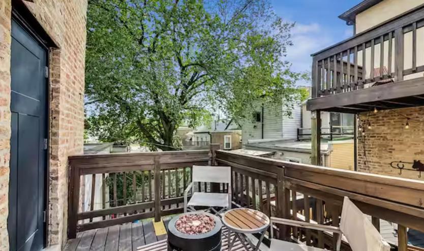 Cozy Coach House with Private Deck - B&B Chicago