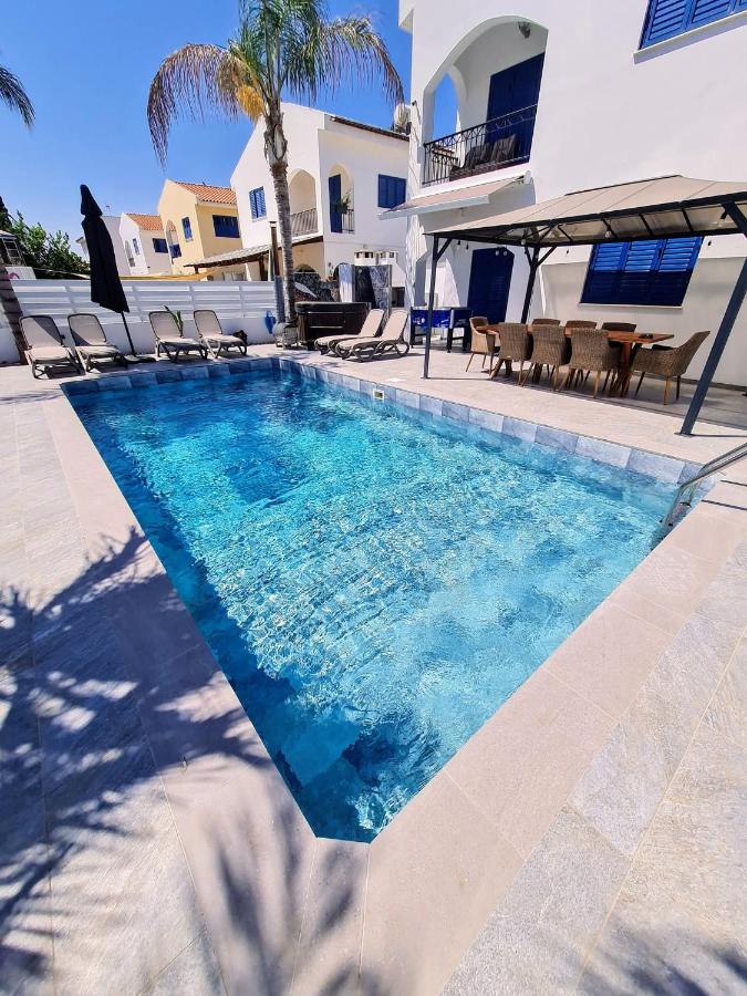 Villa Elia Blue , hot tube , heated pool - B&B Paralímni