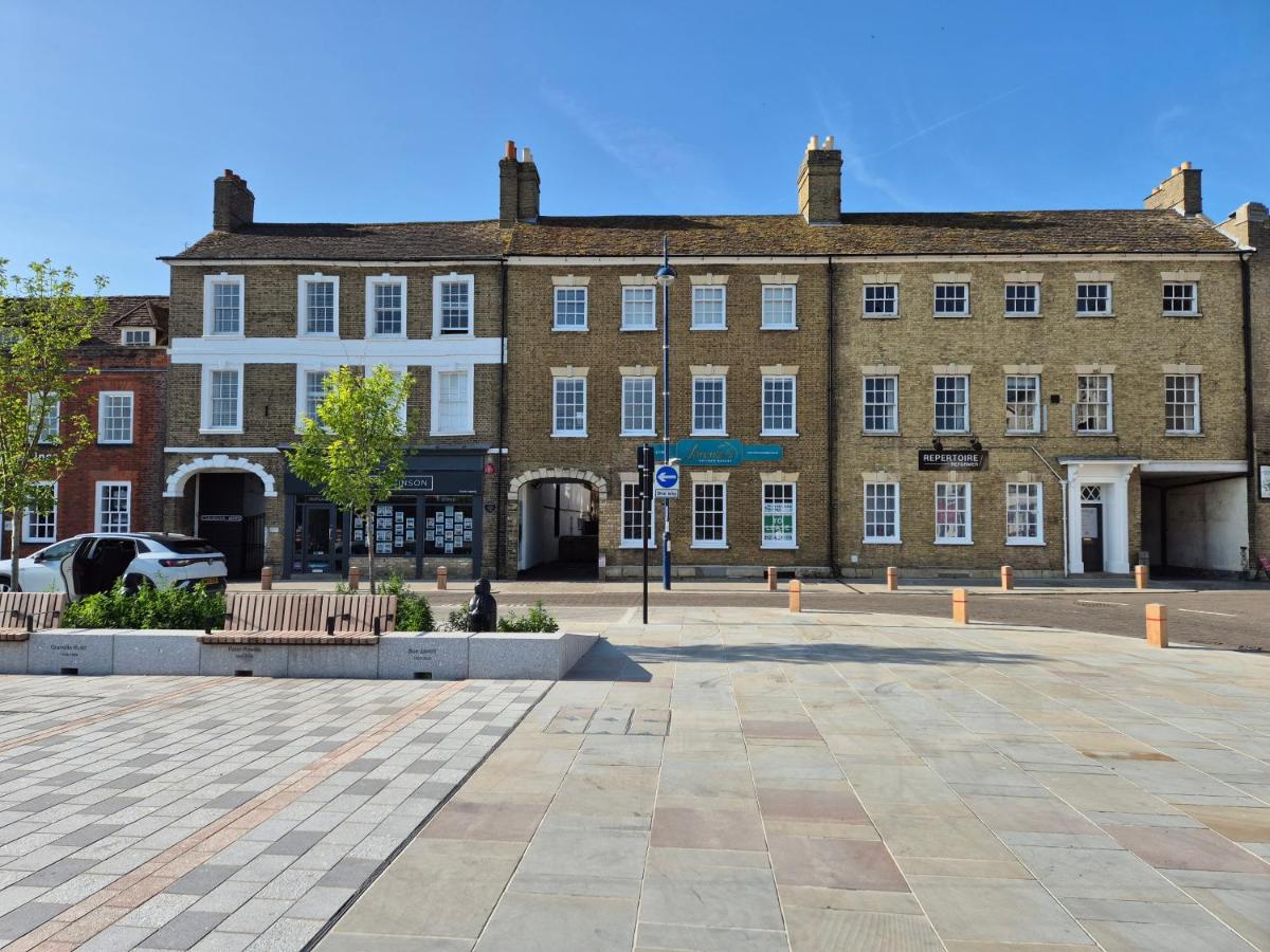 Stunning & spacious Georgian town house in St Neots town centre with parking - Bed and Breakfast Saint Neots