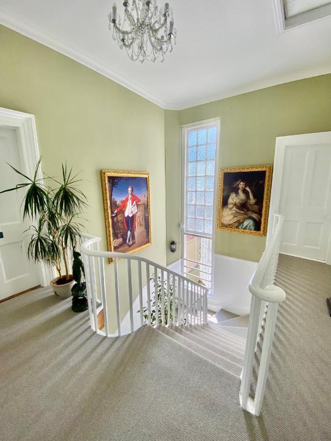 Bassets acre, Search ! 4 Min walk to Beach, Pubs, Restaurants, Shops, Heated Pool, Hottub, Games room, 1 acre Garden, BBQ's, Private Parking, 2027, Going fast ! - B&B Portreath