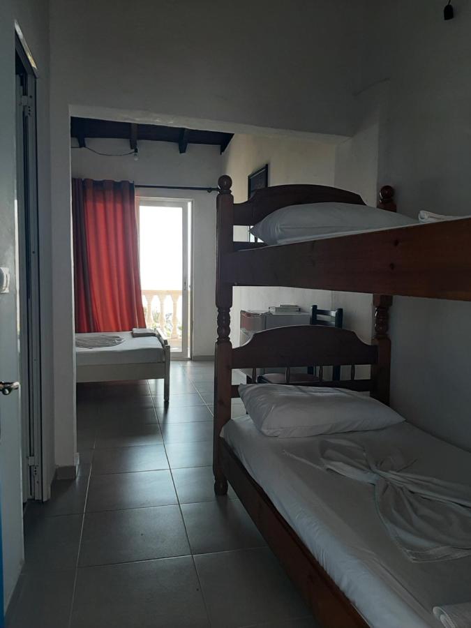Zimmer mit Kingsize-Bett und Meerblick