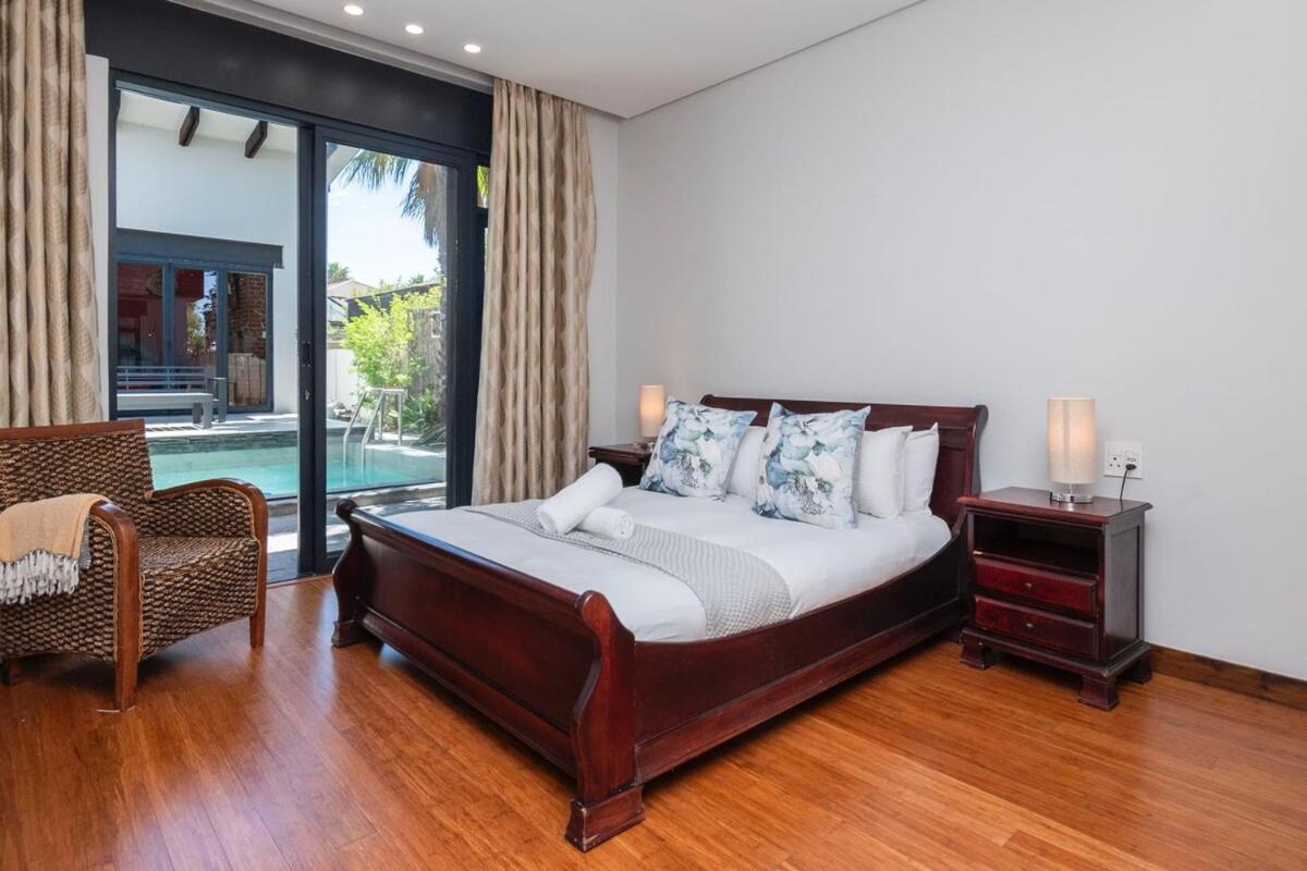 Family home in Tableview, close to Dolphin Beach. - B&B