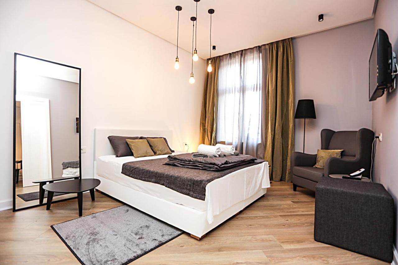 Deluxe One-Bedroom Apartment