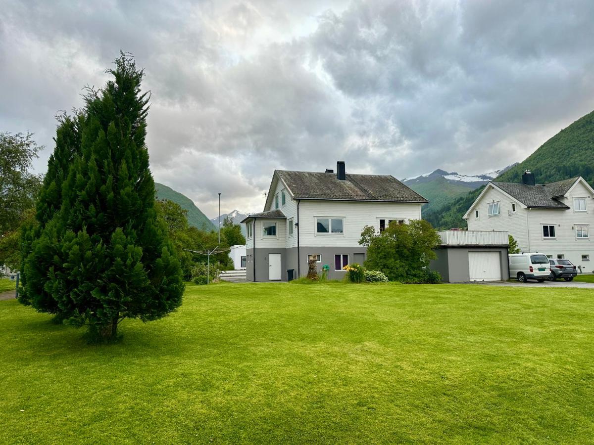 Spacious holiday home by the fjord and mountains - Bed and Breakfast Sæbø