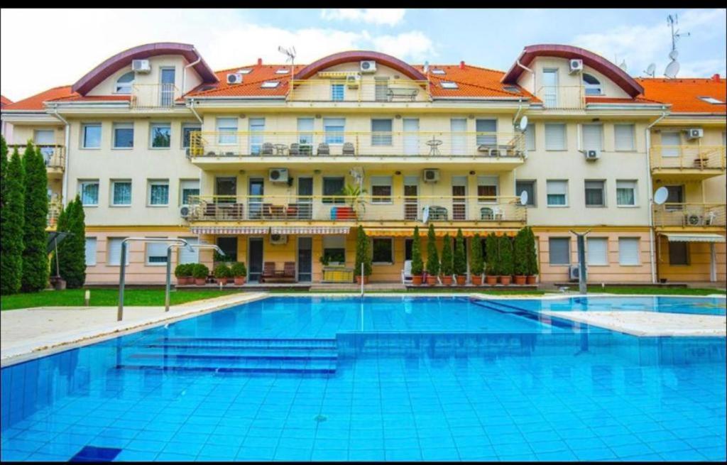 Hello Holiday Apartman - B&B